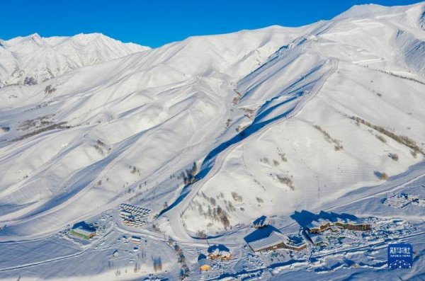 胜宇配资 雪满金山寒冬忙——新疆阿勒泰的冰雪跃迁